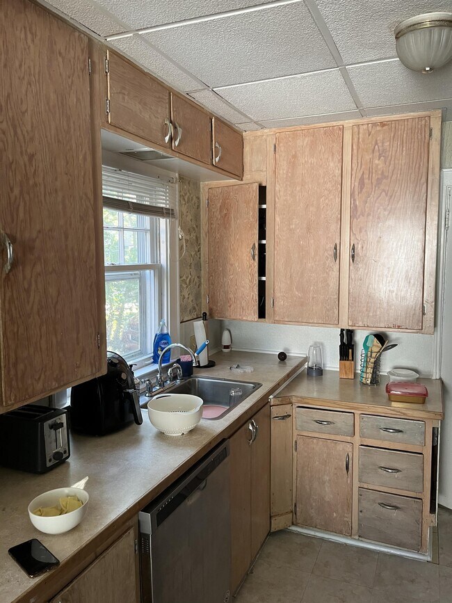 Building Photo - 228 Beal St