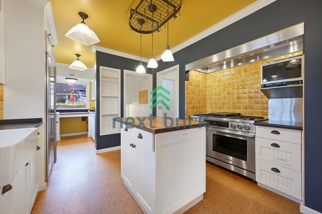 Building Photo - A classic vintage house ready to rent