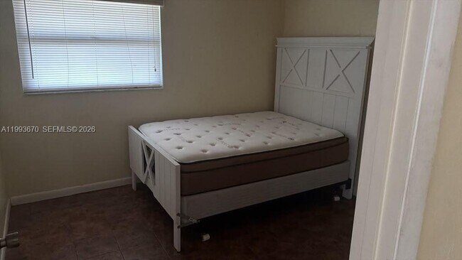 Building Photo - 421 Las Palmas Cir