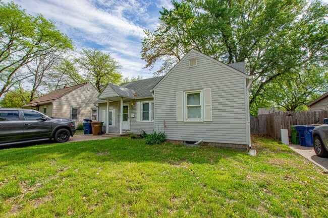 Building Photo - 3 Bedroom / 1 Bath Home with Fenced Backyard!