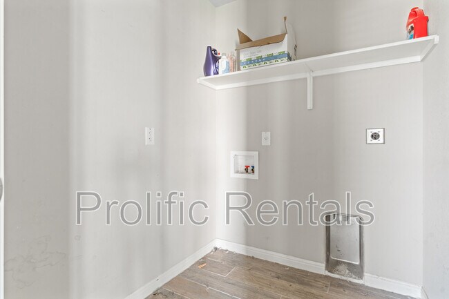 Building Photo - 6117 Verde Dr