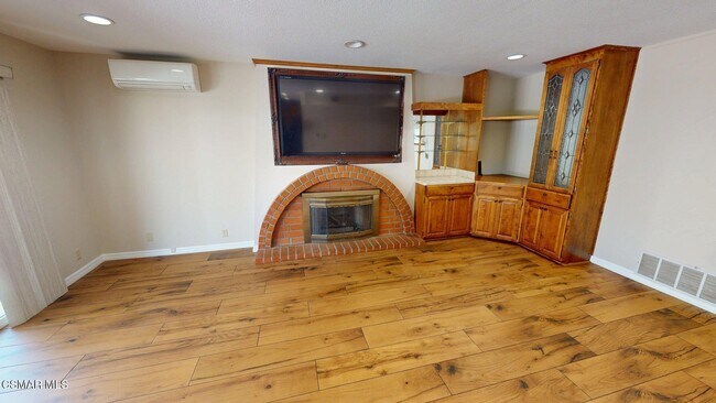 Building Photo - 2431 Deerfield Ct