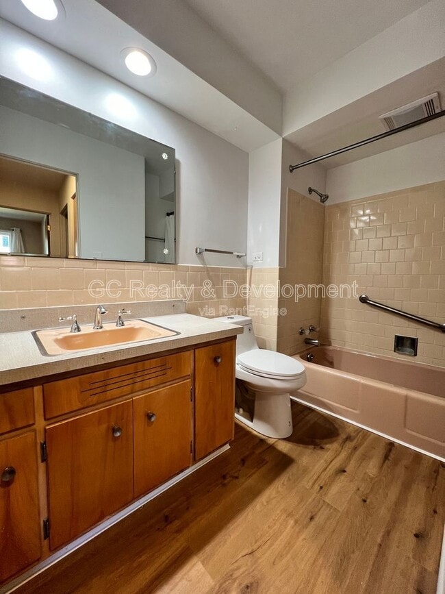 Building Photo - 1409 W 53rd Pl