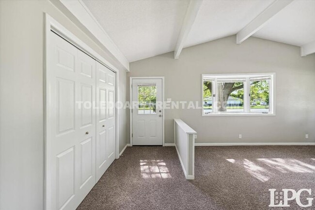Building Photo - 804 Village Trail