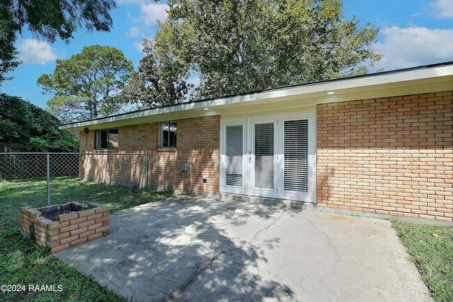 Building Photo - 113 Montgomery Dr