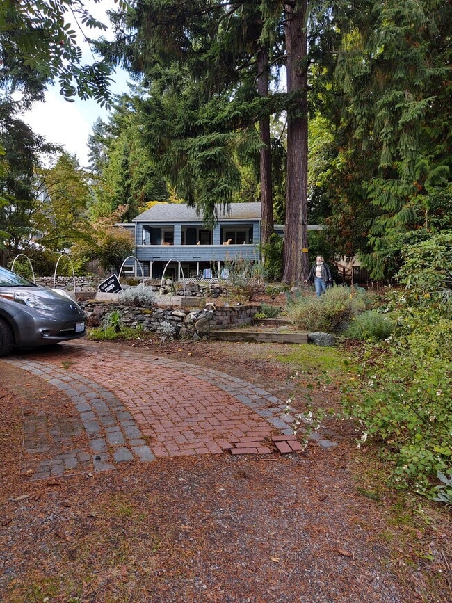 Building Photo - 9727 Lake Shore Blvd NE