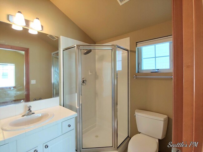 Building Photo - Gorgeous North Seattle Townhome