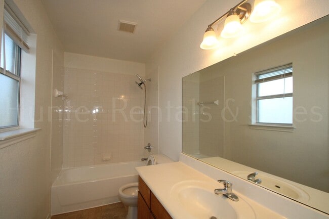 Building Photo - New Fence!