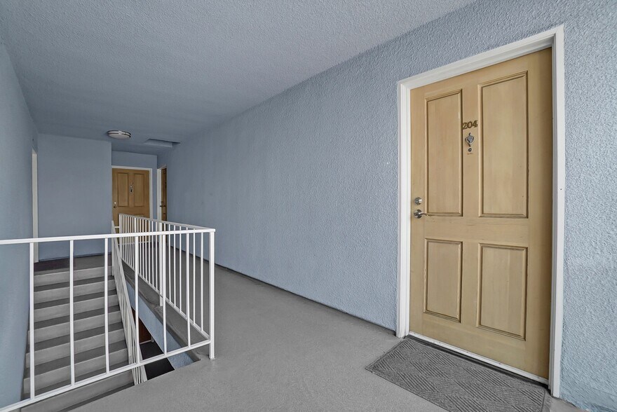 Building Photo - 2223 S Bentley Ave