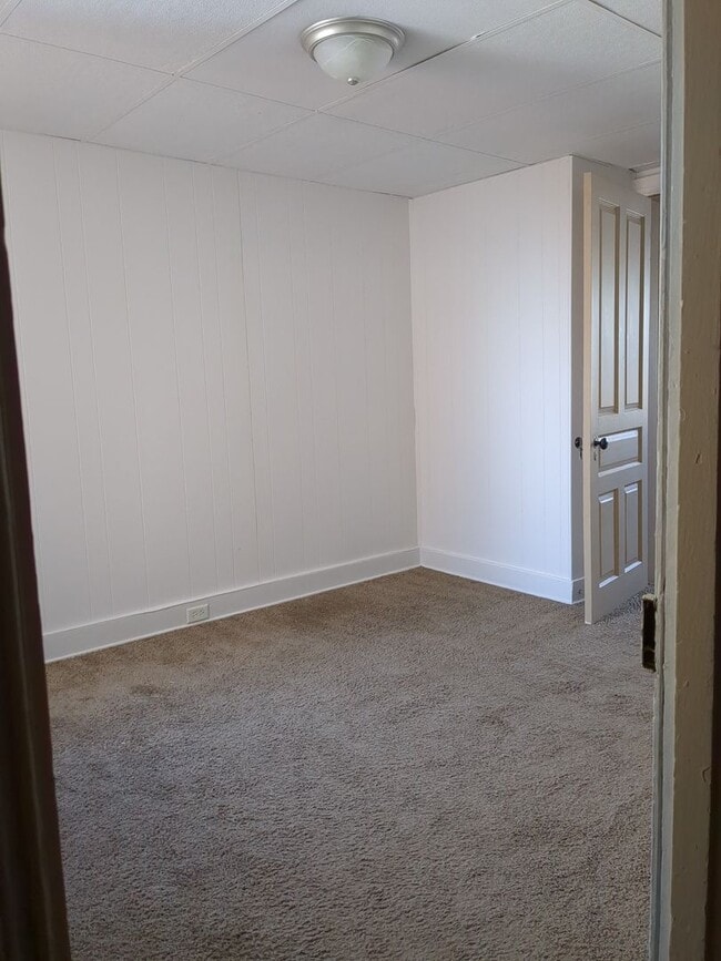Building Photo - Recently renovated 4/5 Bedroom house