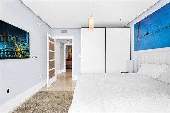 Building Photo - 16699 Collins Ave