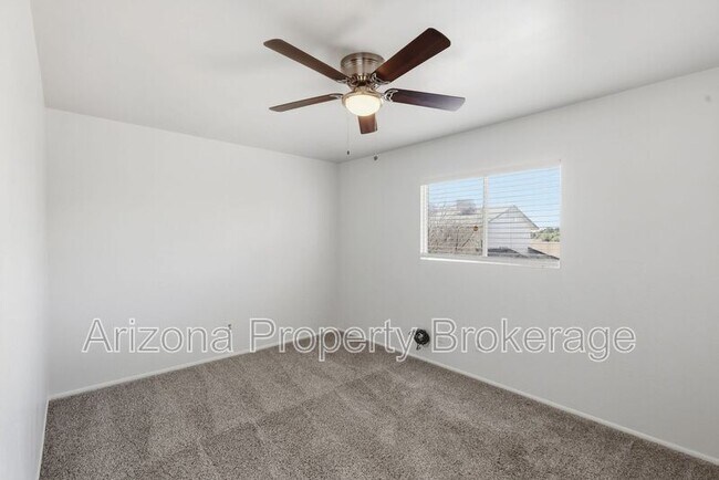 Building Photo - 245 E Vine Cir