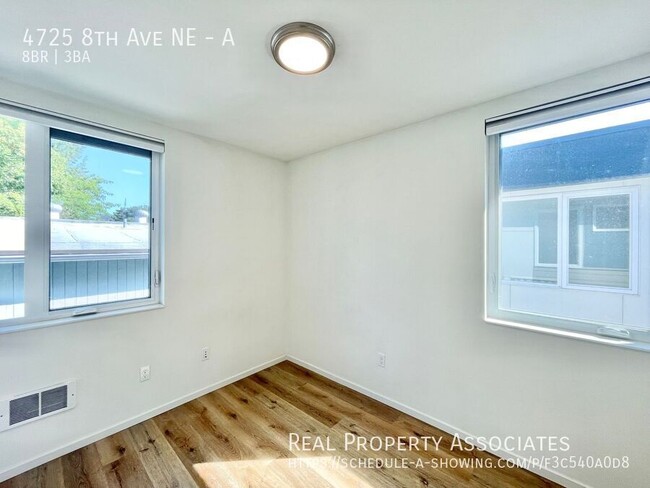 Building Photo - Spacious Modern Townhome in UD!! **Septemb...