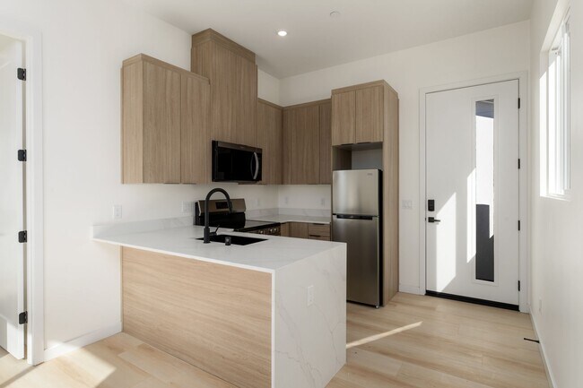 Building Photo - Private Yard Space, No Shared Walls, Views, New Luxury