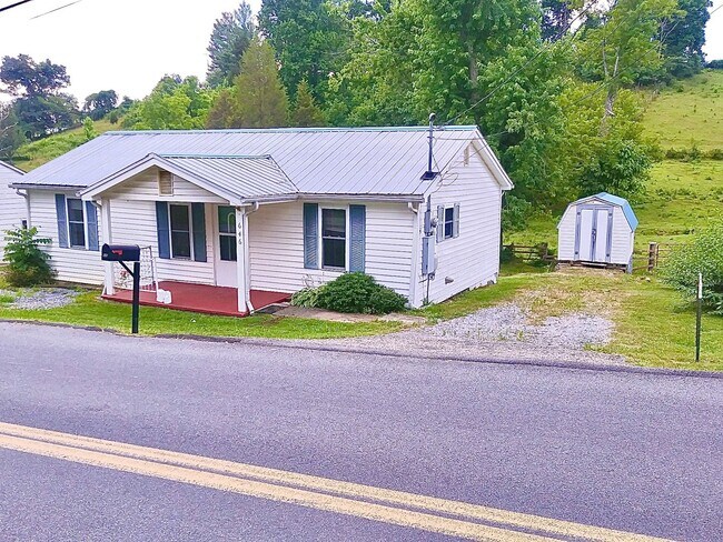 Building Photo - 2 Bedroom / 1 Bath Home Blountville, TN