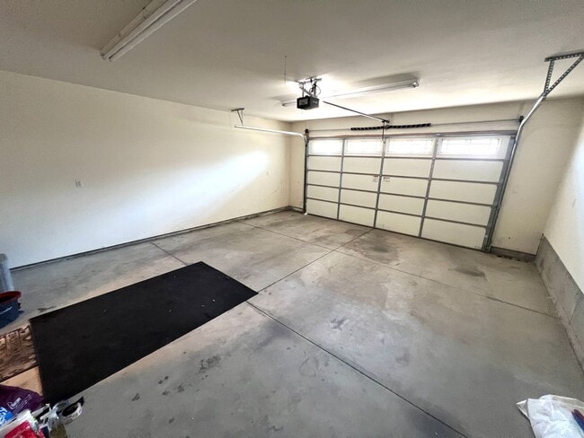 Building Photo - Beautiful 3 Bed 2.5 Bath Town House With A...