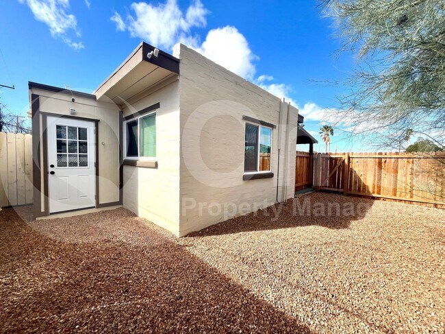 Building Photo - 2234 N Catalina Ave