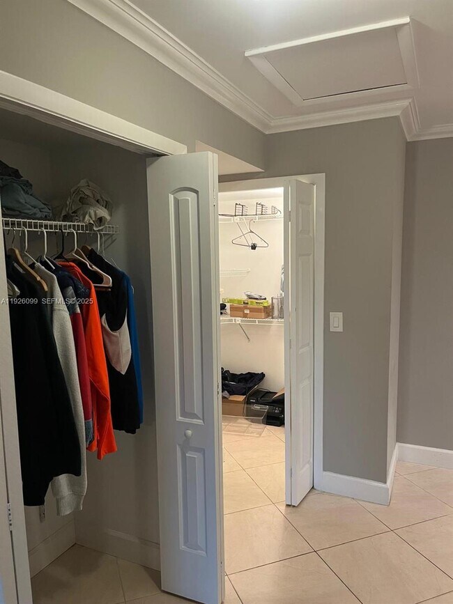 Building Photo - 16233 Laurel Dr