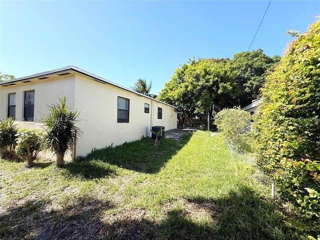 Building Photo - 631 NE 171 St