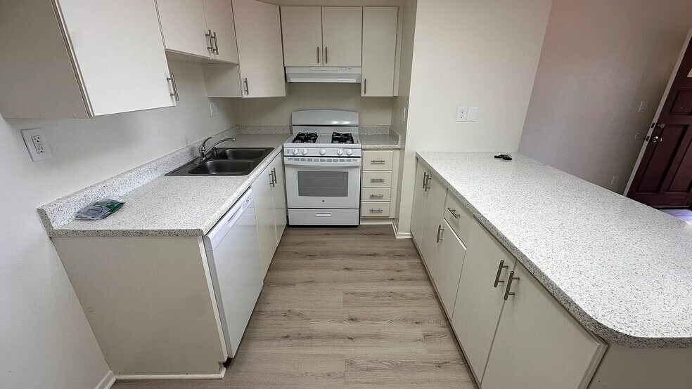 Building Photo - 1675 W Pampas Ln