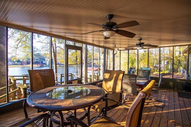 Building Photo - 1631 W Pine Lake Dr