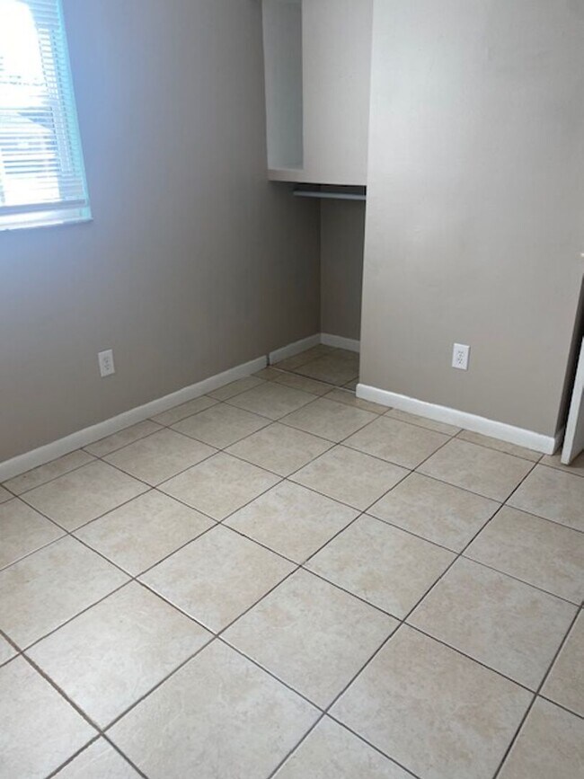 Building Photo - 2 Bed 1 Bath Home | Single Car Garage | Pet Friendly with Fenced Yard | Washer Dryer Hook Ups | S...