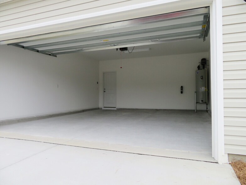 Building Photo - 4071 Northwest Rd NE