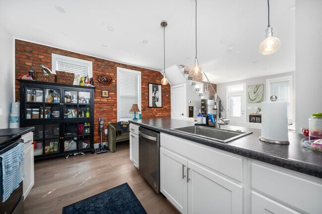 Building Photo - EAST FRANKLINTON ARTIST DISTRICT!  SUNNY N...