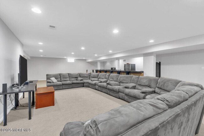 Building Photo - 17 Trumbull Ct