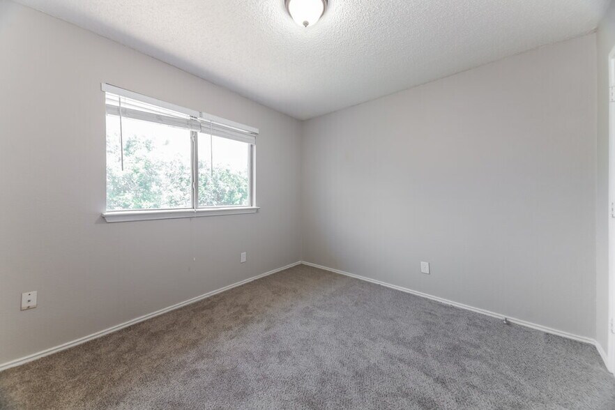 Building Photo - 5360 Waterford Dr