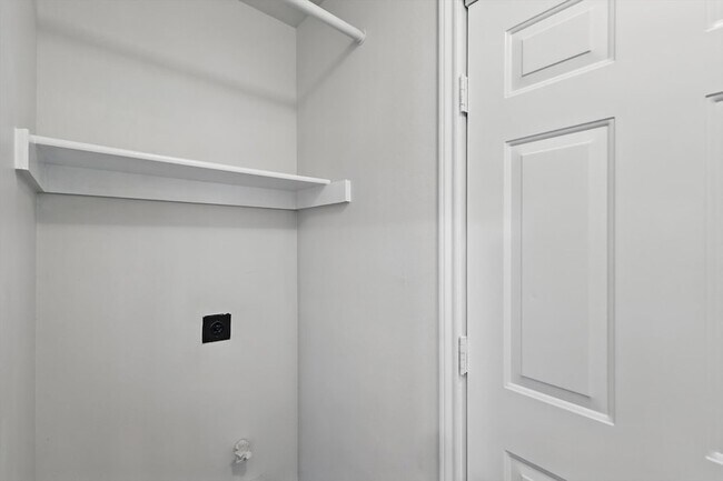 Building Photo - 501 Meadowood Ln
