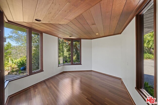 Building Photo - 21277 Entrada Rd