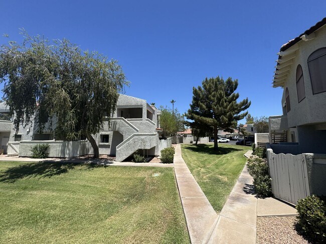 Building Photo - 850 S River Dr