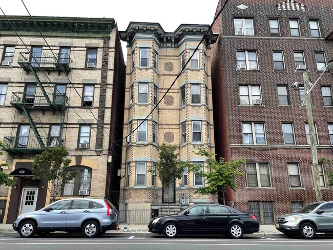 Primary Photo - 1619 Palisade Ave