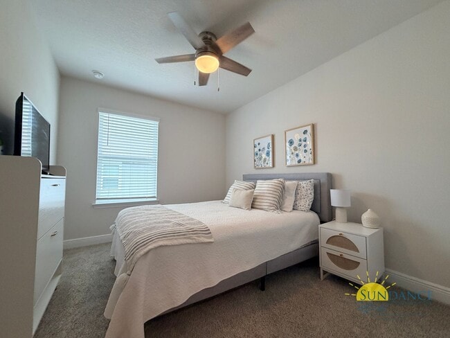 Building Photo - Stunning 3 Bedroom Townhouse in Brittany Oaks!