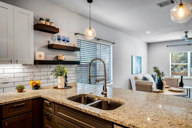 Building Photo - 1417 E Crockett St