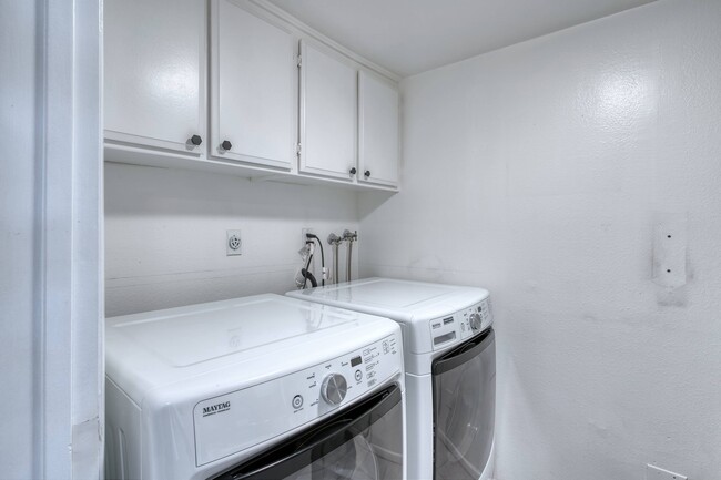 Private Laundry Room - 5325 Lindley Ave