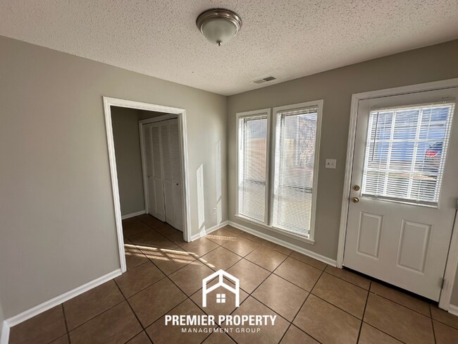 Building Photo - Charming 3 Bedroom Home for Rent in Memphis | High Ceilings, Fireplace & Fenced Yard