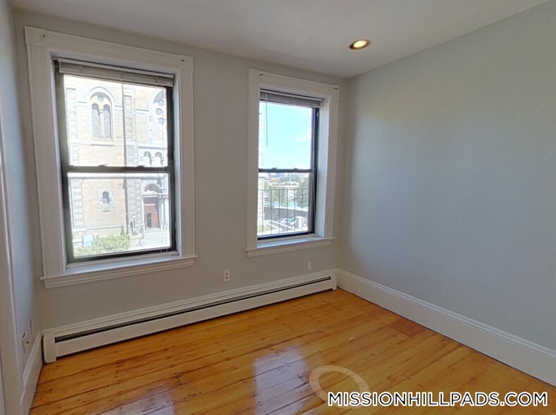 Building Photo - 1538 Tremont St