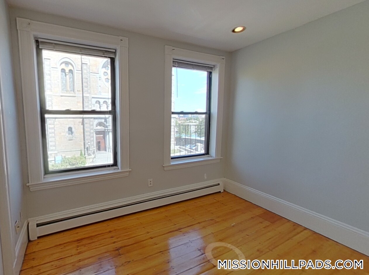 Building Photo - 1540 Tremont St