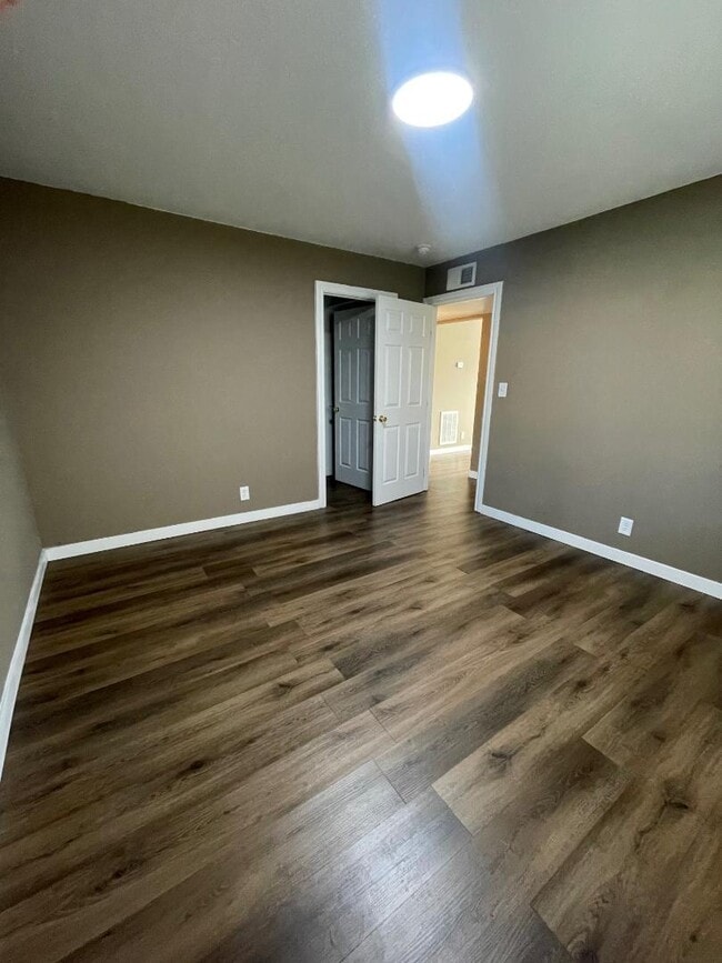 Building Photo - 2421 Country Club Blvd