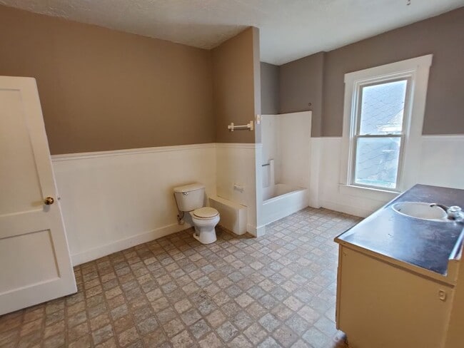 Building Photo - 3-113 N Tompkins St