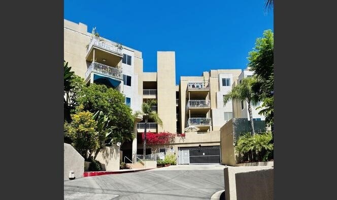 Building Photo - 2222 N Beachwood Dr