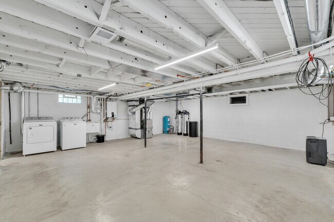 Building Photo - 9045 Hillcrest Dr