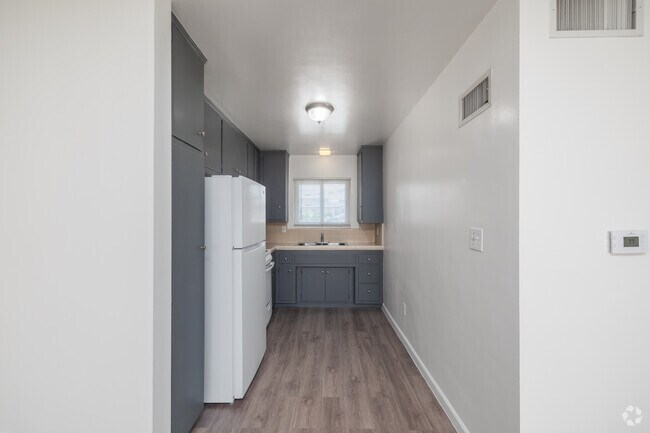 1BR, 1BA - 655SF - Kitchen - Beau's Apartments on Flower
