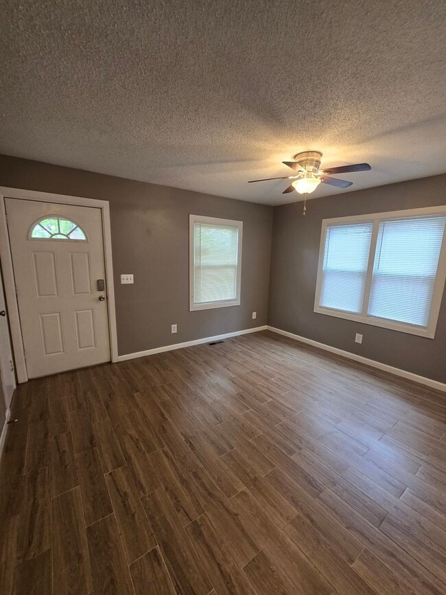 Building Photo - 2 bedroom 1 bath Cute house