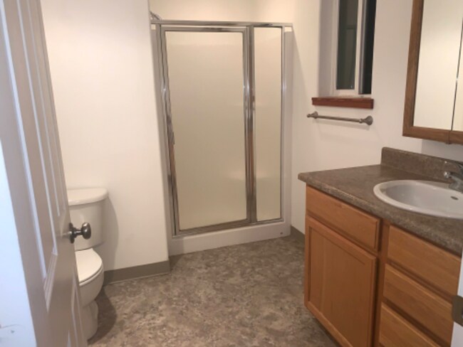 Building Photo - 2112/2114 Hamilton Duplex