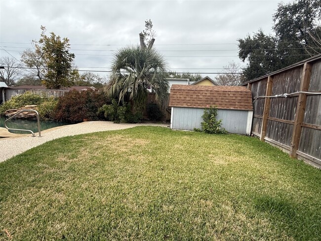 Building Photo - 822 Hidden Valley Dr