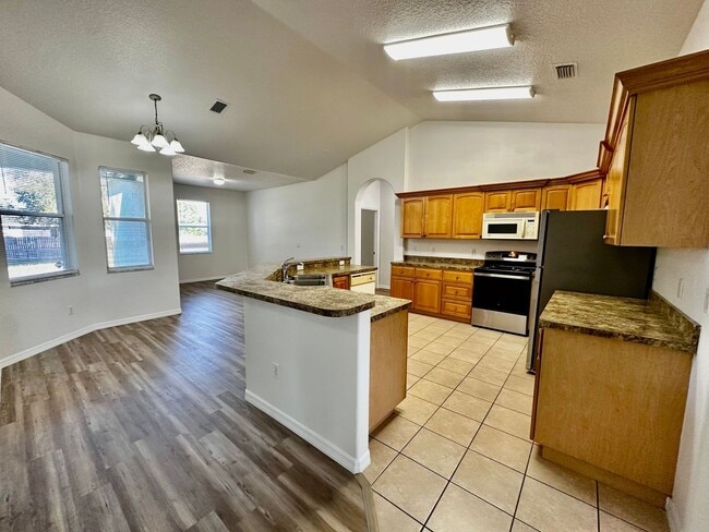 Building Photo - *Move In Ready* Bright & Spacious 3BR/2BA Home with Open Layout & Huge Backyard in Orlando