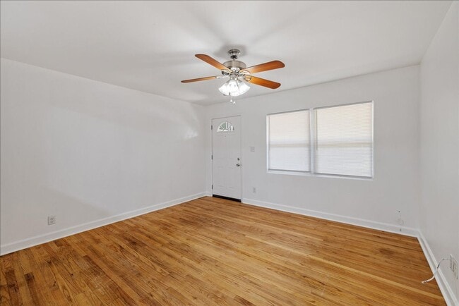 Building Photo - Beautiful 4 Bedroom House - Quick to Lease!